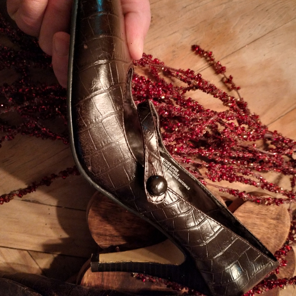Isaac Mizrahi Dark Brown Croc-Embossed Leather Heels - Picture 3 of 9